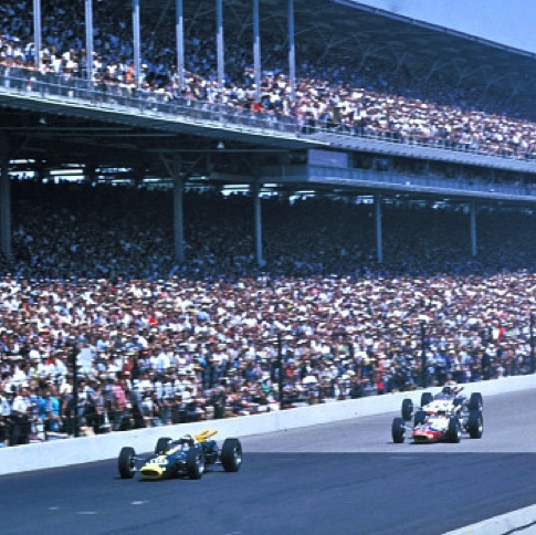 Jim devant, cette fois, AJ. Foyt et Dan Gurney.
Contribution Yves Clairac/Facebook